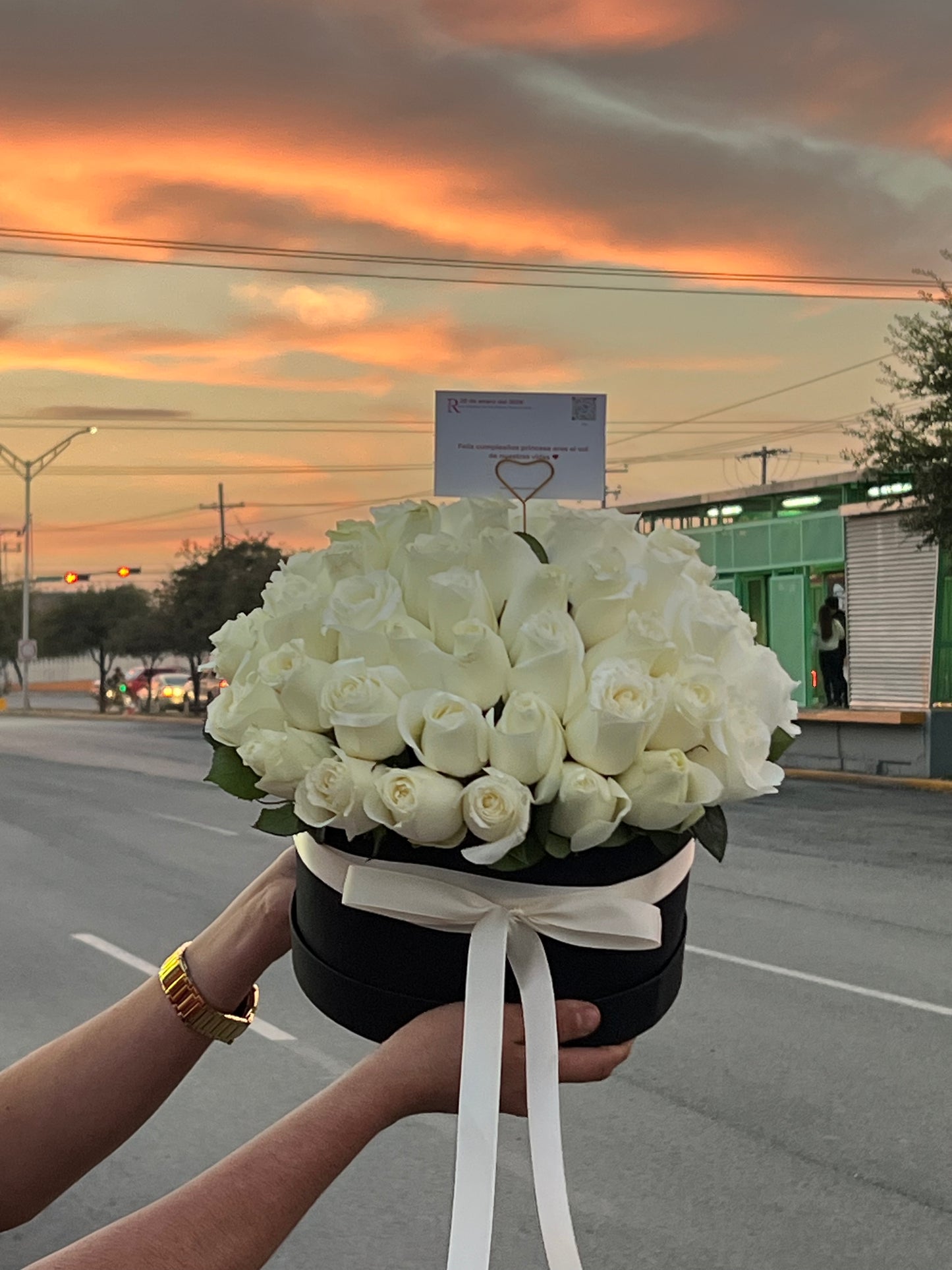 Mariana, Caja con rosas blancas