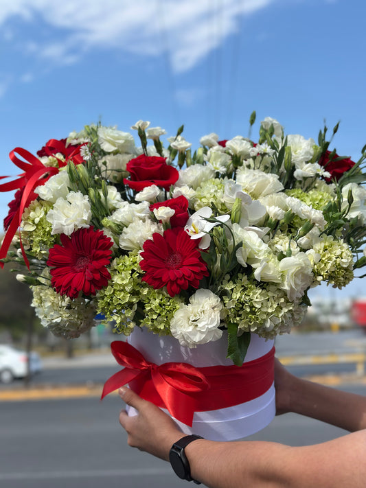 Pamela , arreglo floral con orquideas y flores finas