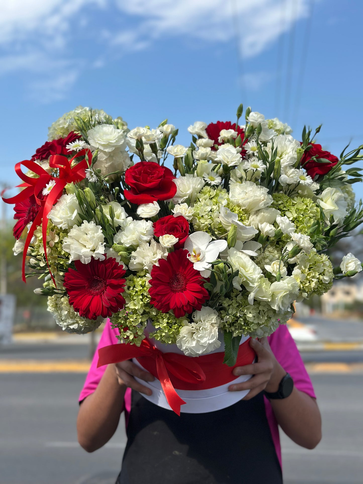 Pamela , arreglo floral con orquideas y flores finas