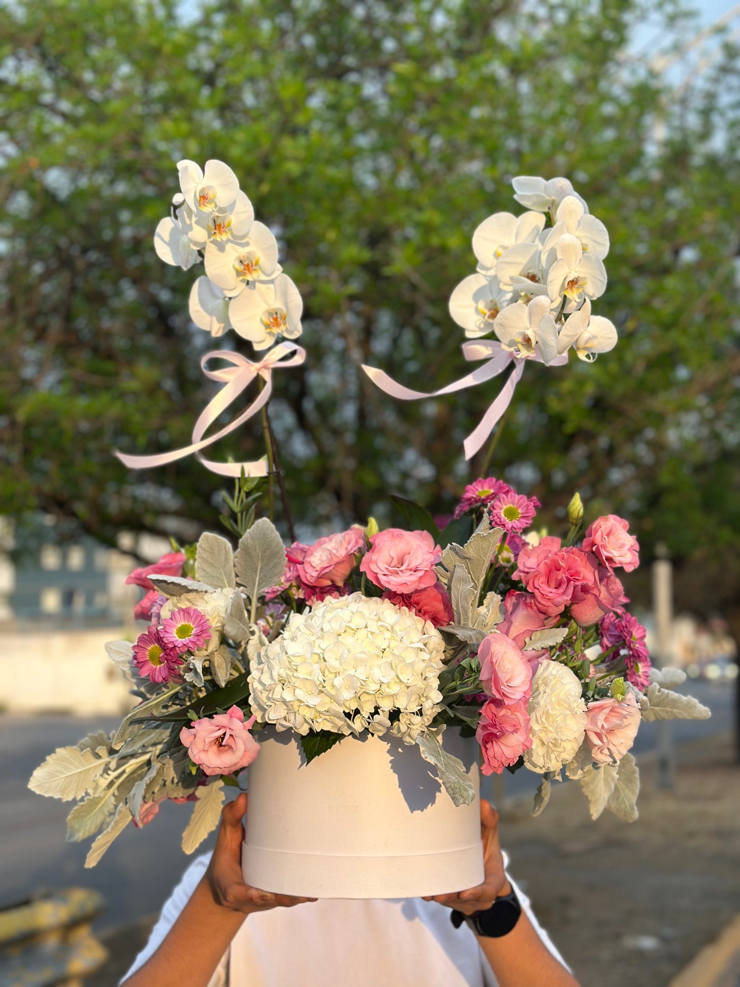 Alana, caja con orquídeas y flores finas