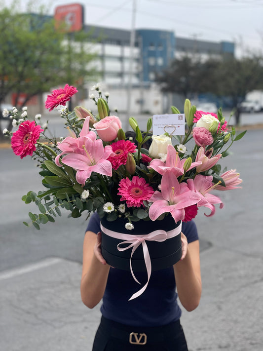 Emma, caja con Lirios y Gerberas