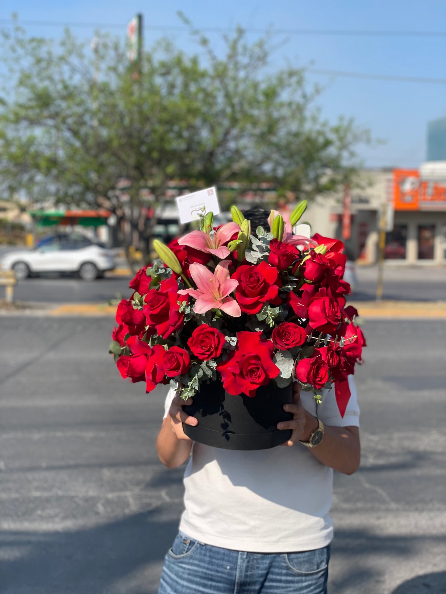 Milán, caja con rosas rojas y lirios