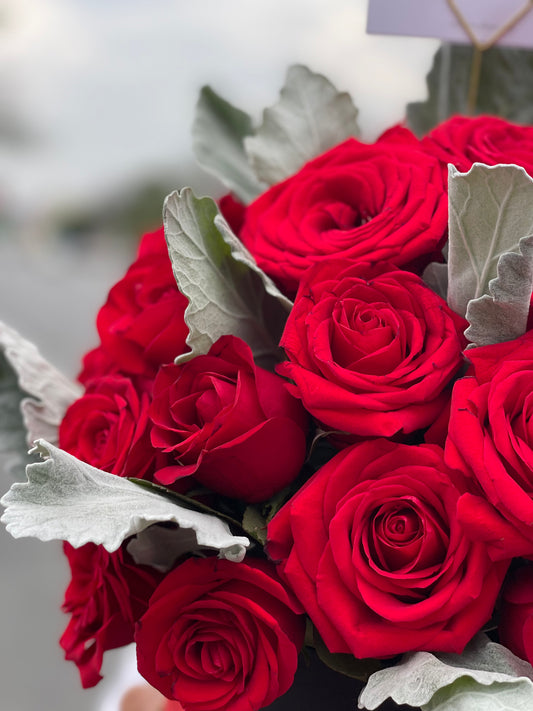 Paris, Caja Negra con Rosas Rojas y Follaje