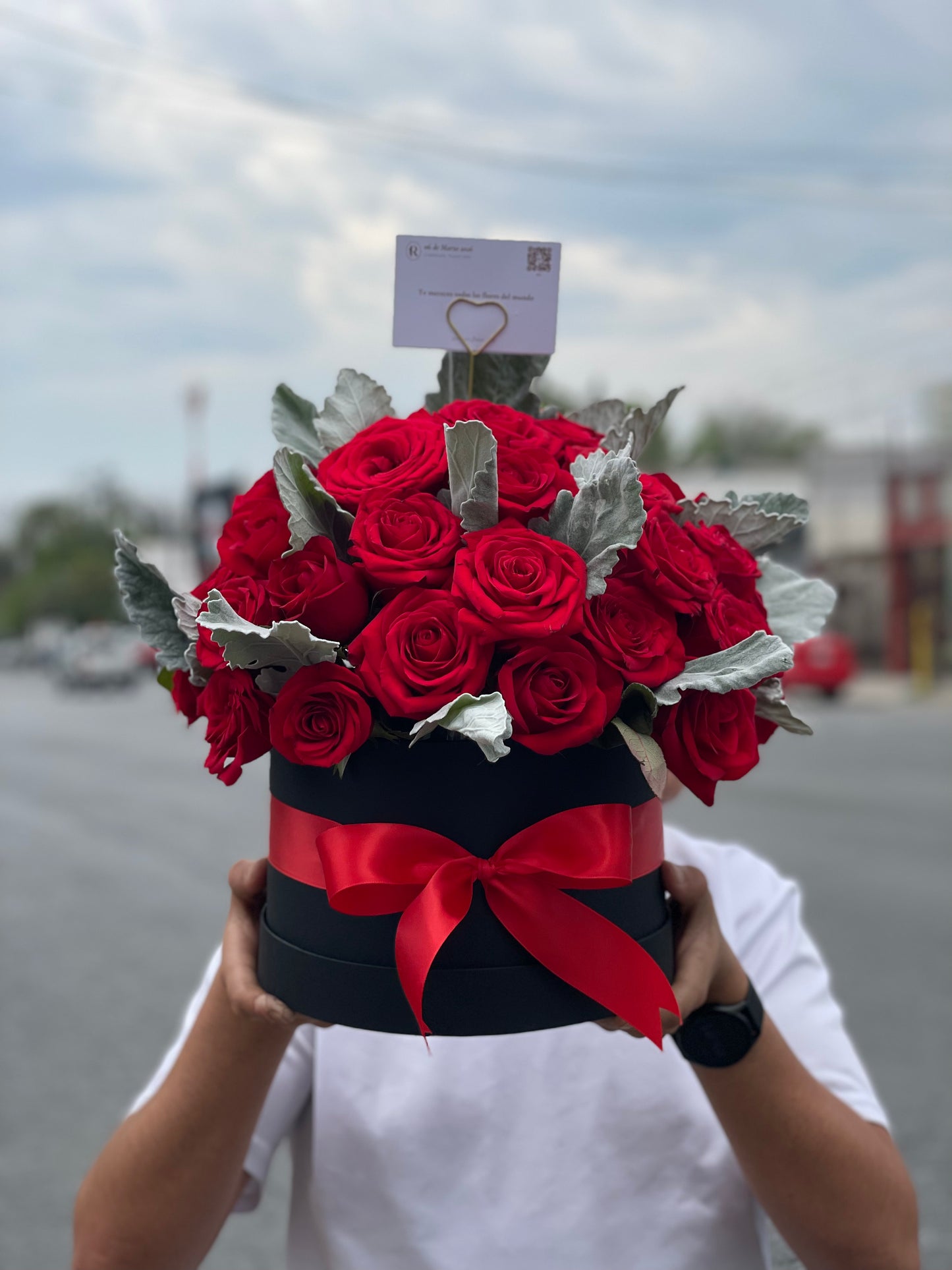 Paris, Caja Negra con Rosas Rojas y Follaje
