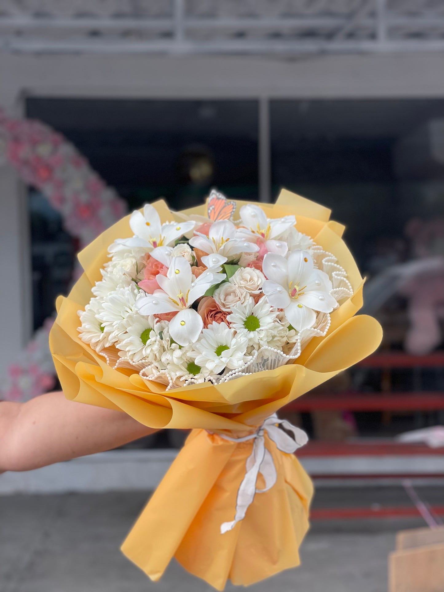 Melocotón, rosas y tulipanes