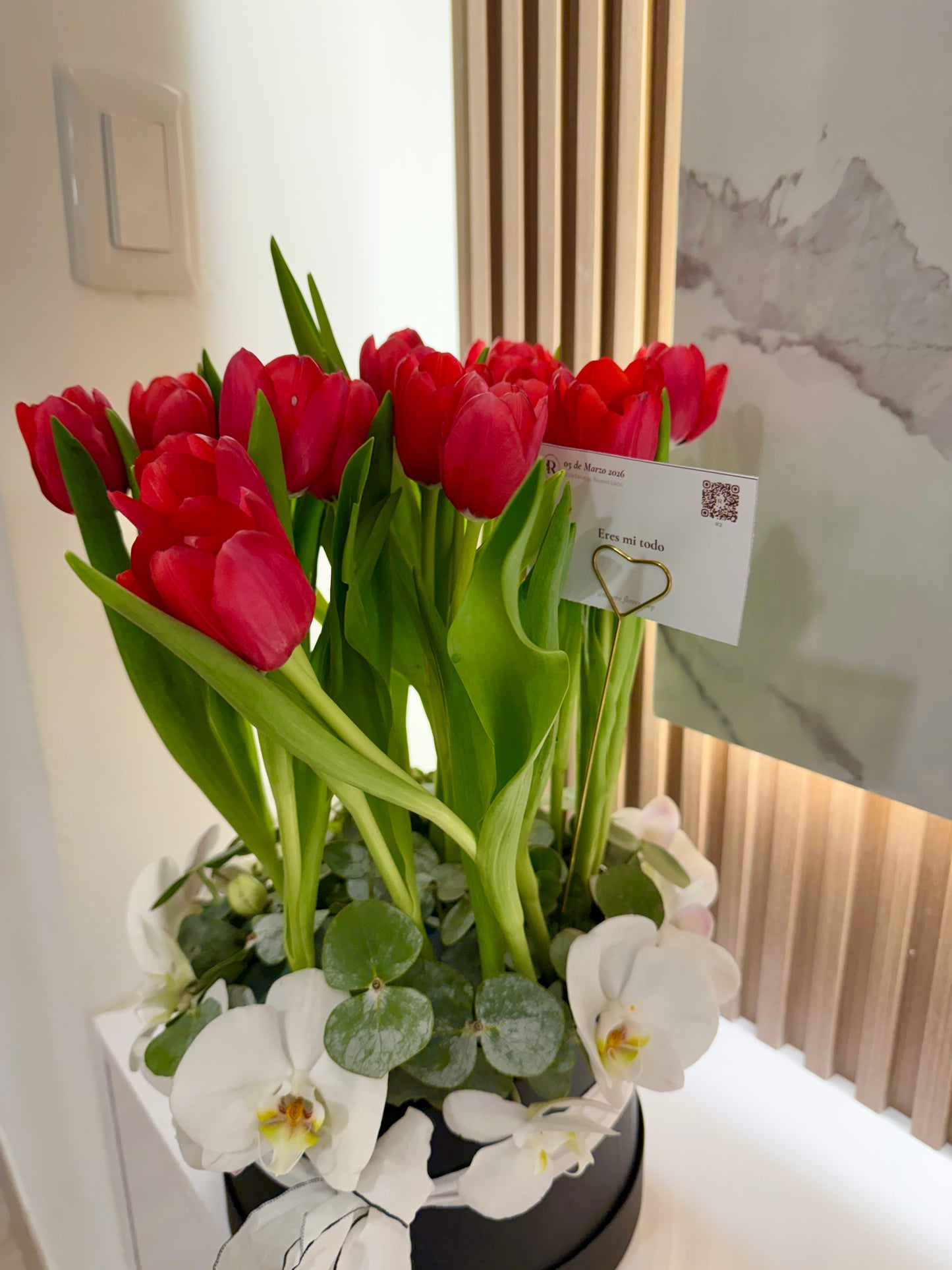 Madeleine, arreglo floral con 20 tulipanes