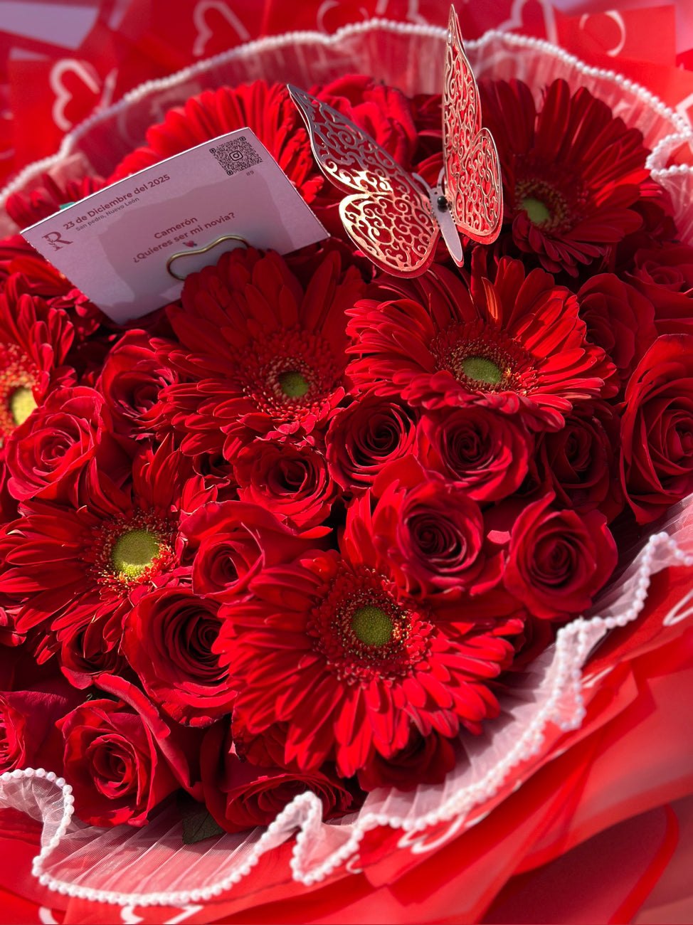 Valentina, espectacular ramo de rosas y gerberas