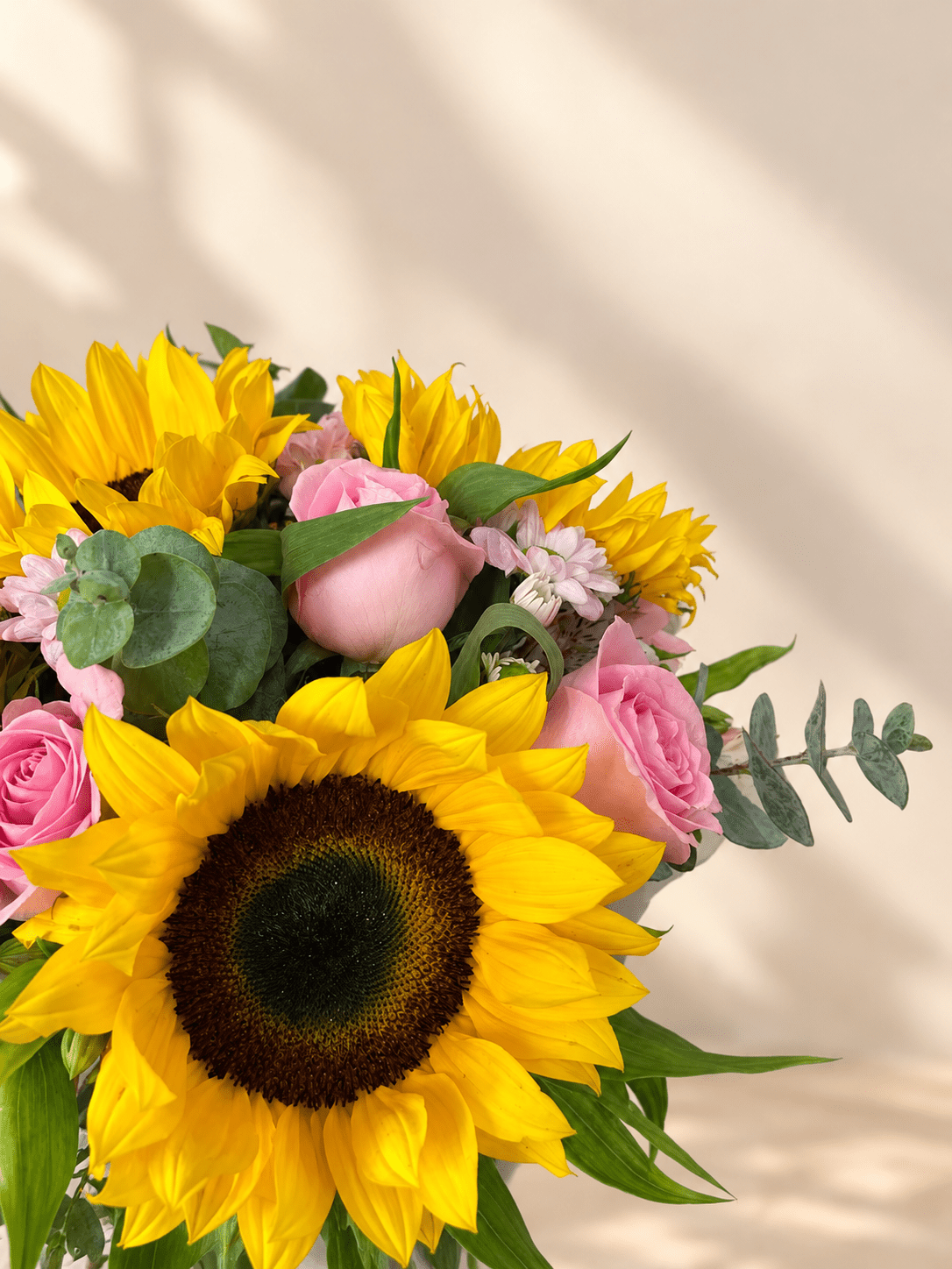 Rayito de Sol, Jarrón de Girasoles y Rosas