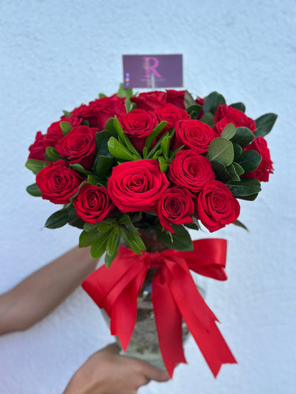 24 Rosas Rojas en Jarrón