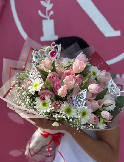 Paola, hermoso ramo de tulipanes y rosas