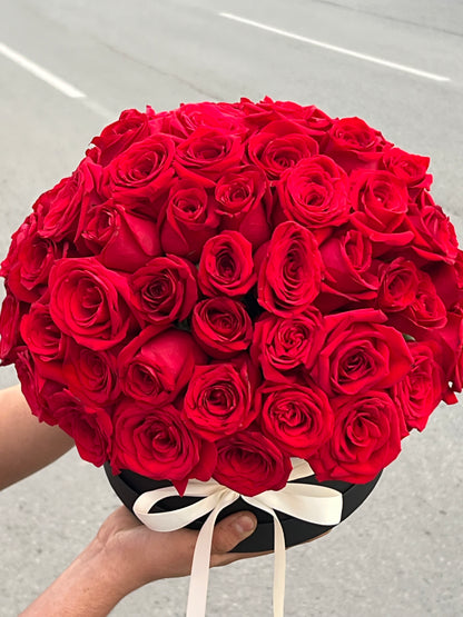 Andrea, Caja con Rosas Rojas