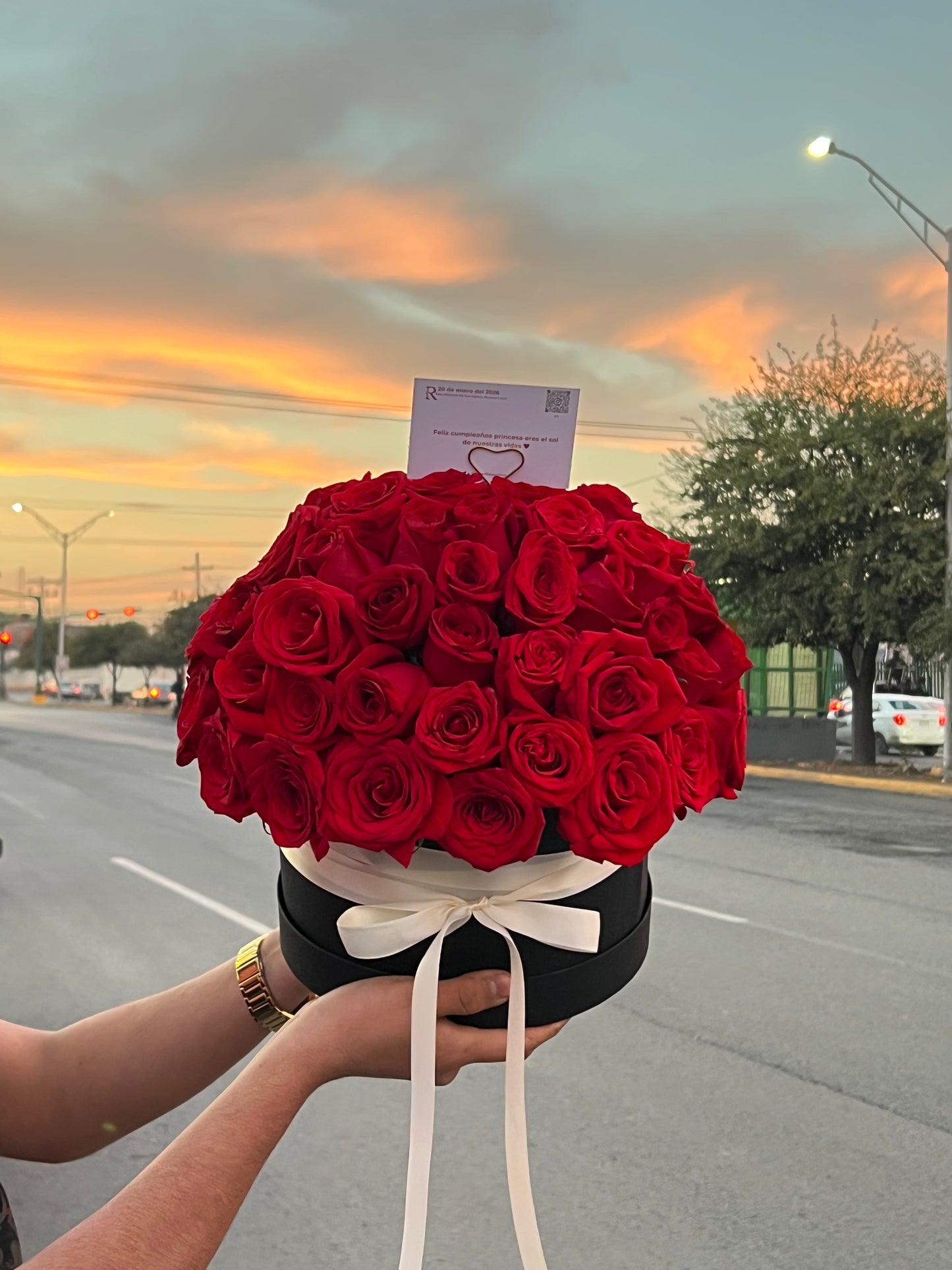 Andrea, Caja con Rosas Rojas