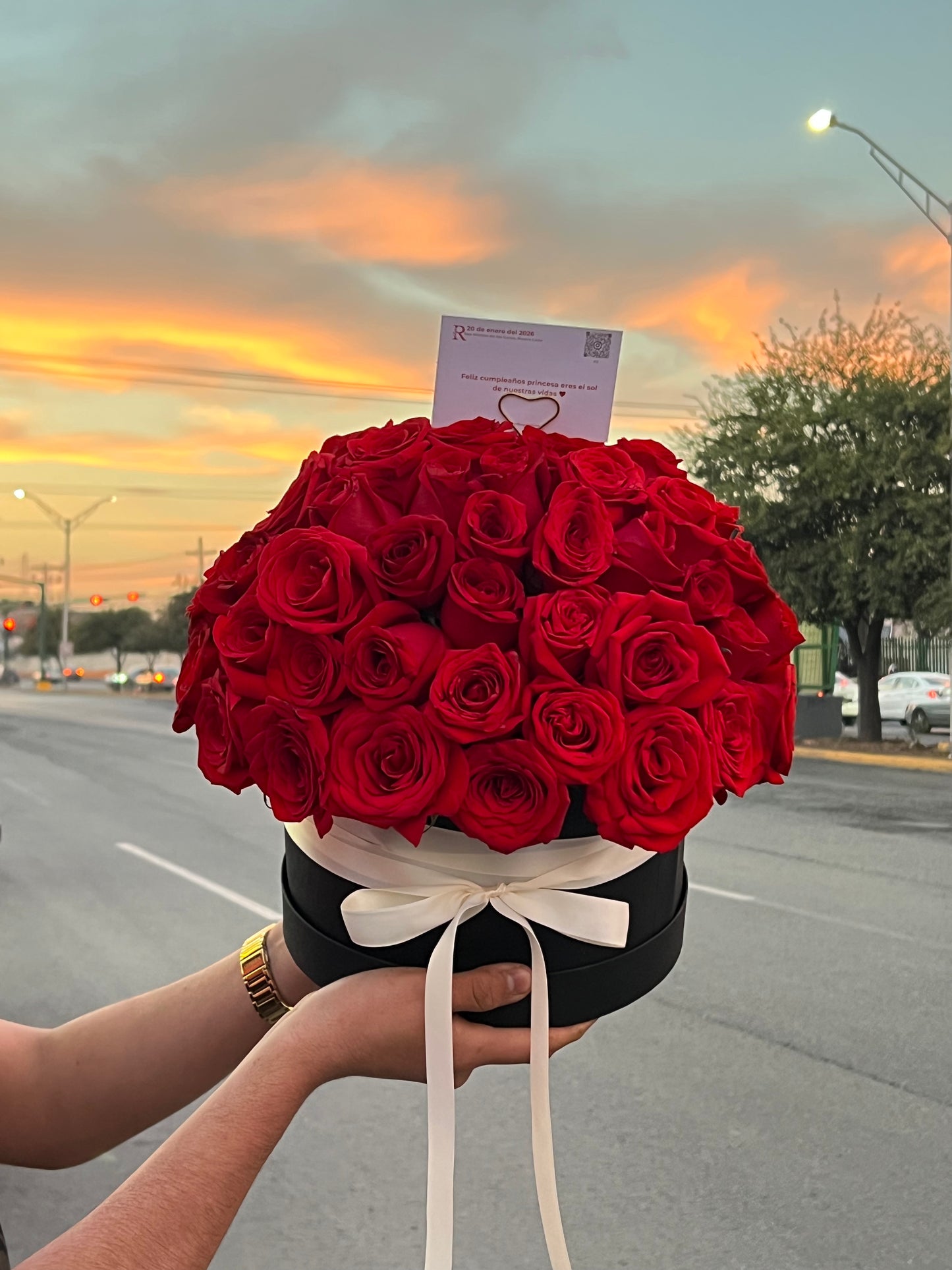 Andrea, Caja con Rosas Rojas