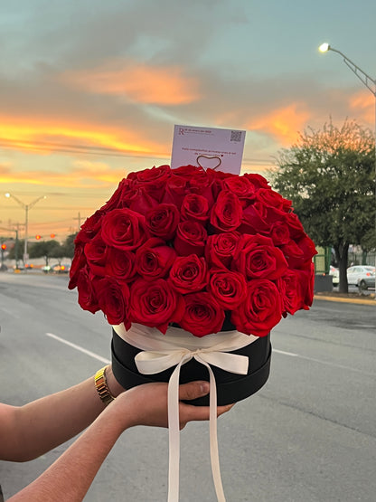 Andrea, Caja con Rosas Rojas