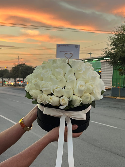 Mariana, Caja con rosas blancas