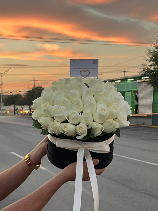 Mariana, Caja con rosas blancas
