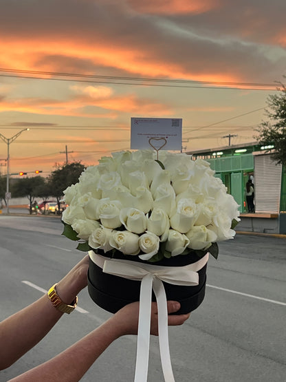 Mariana, Caja con rosas blancas