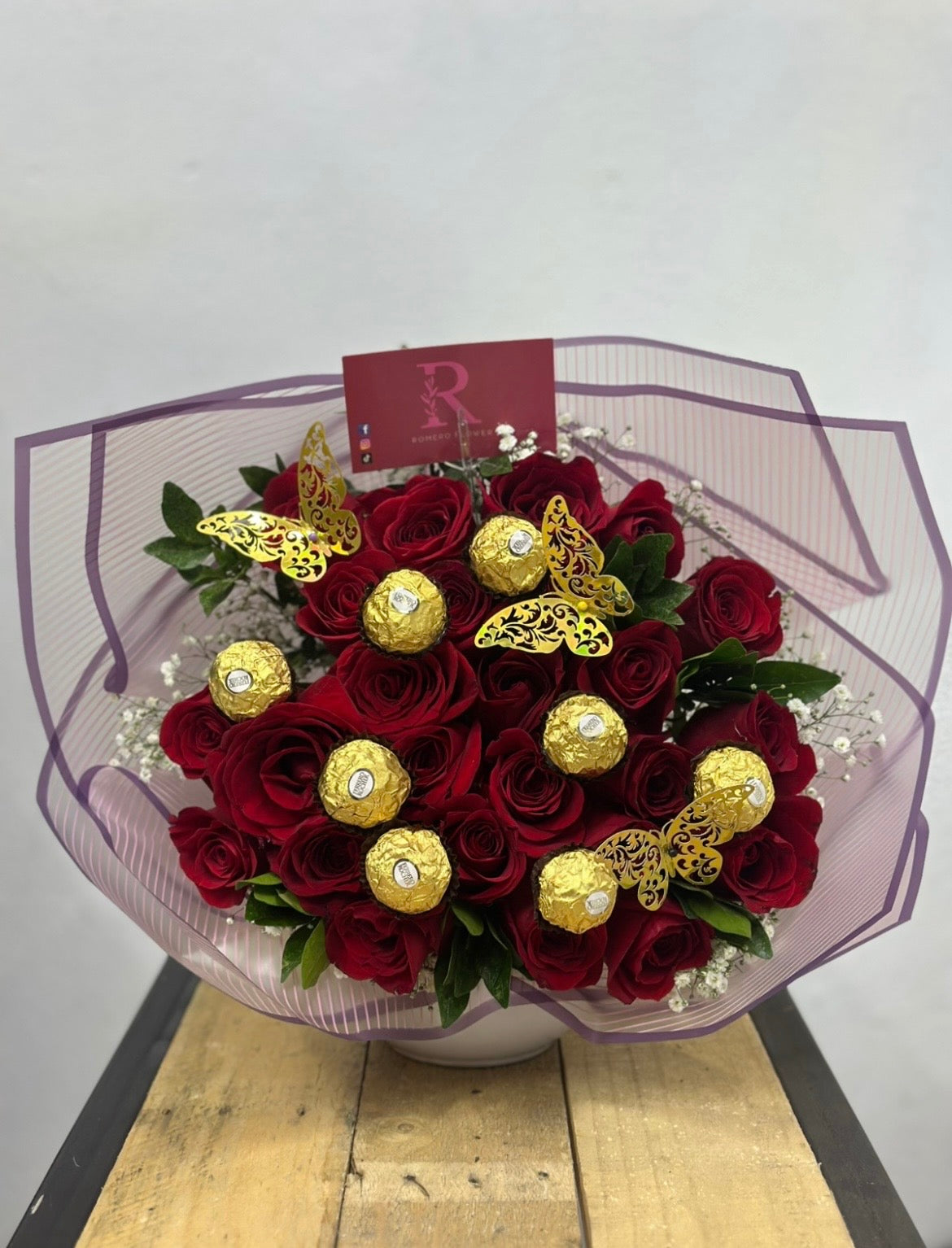 Bouquet de rosas y chocolates