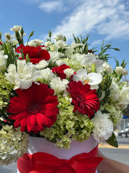 Pamela , arreglo floral con orquideas y flores finas