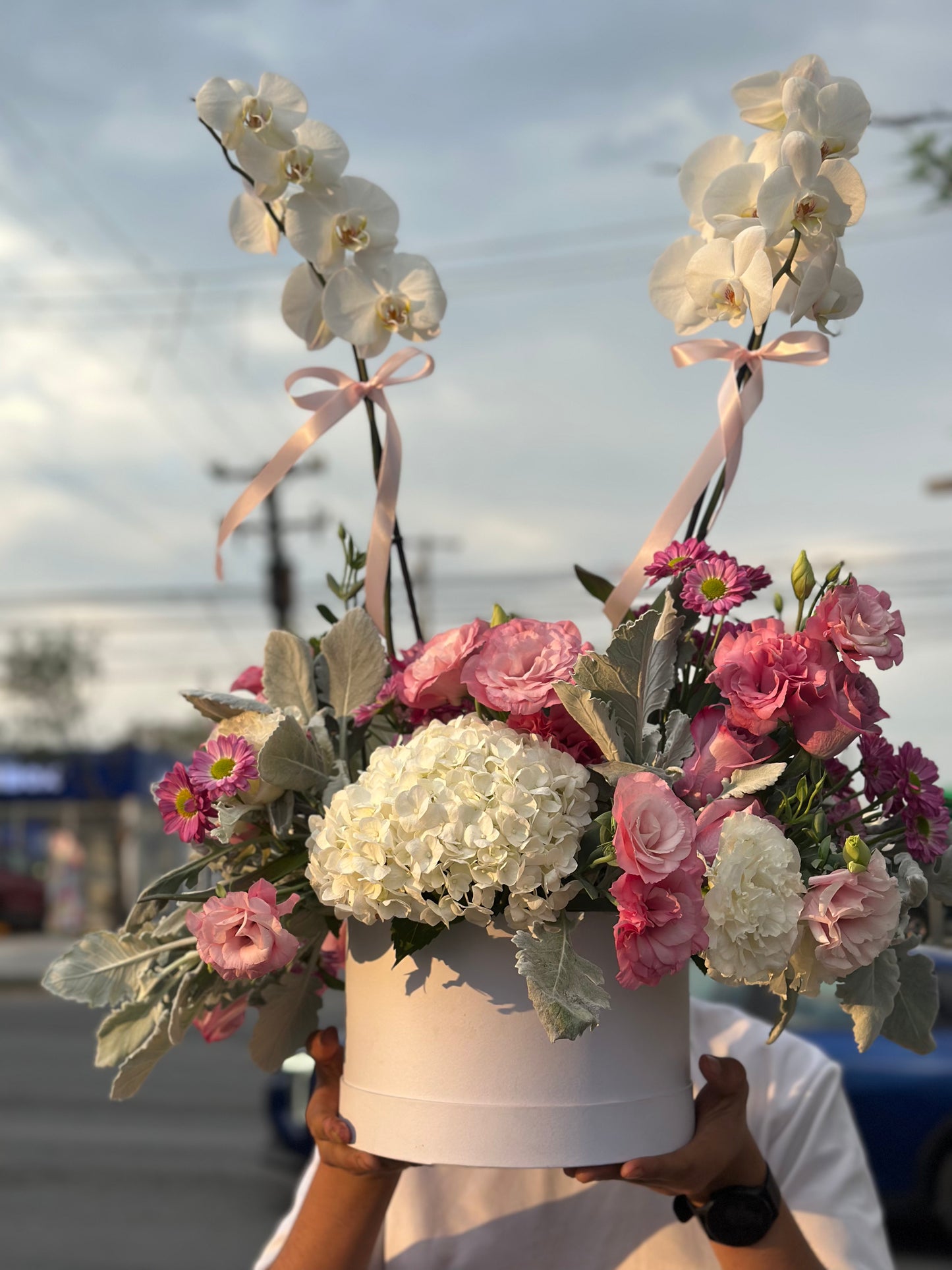 Alana, caja con orquídeas y flores finas