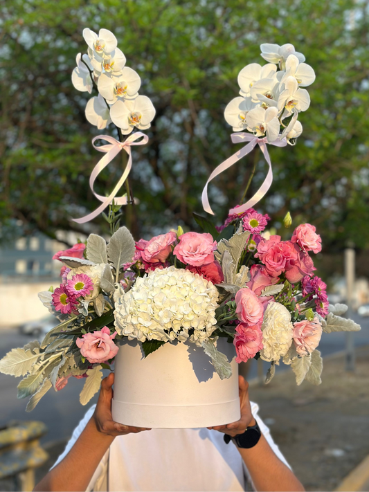 Alana, caja con orquídeas y flores finas