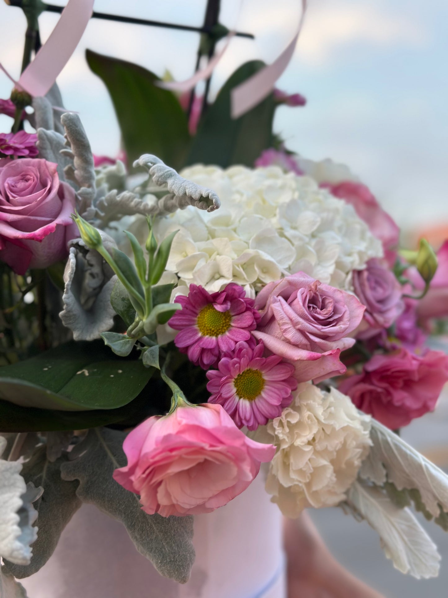 Alana, caja con orquídeas y flores finas