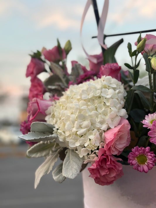 Alana, caja con orquídeas y flores finas