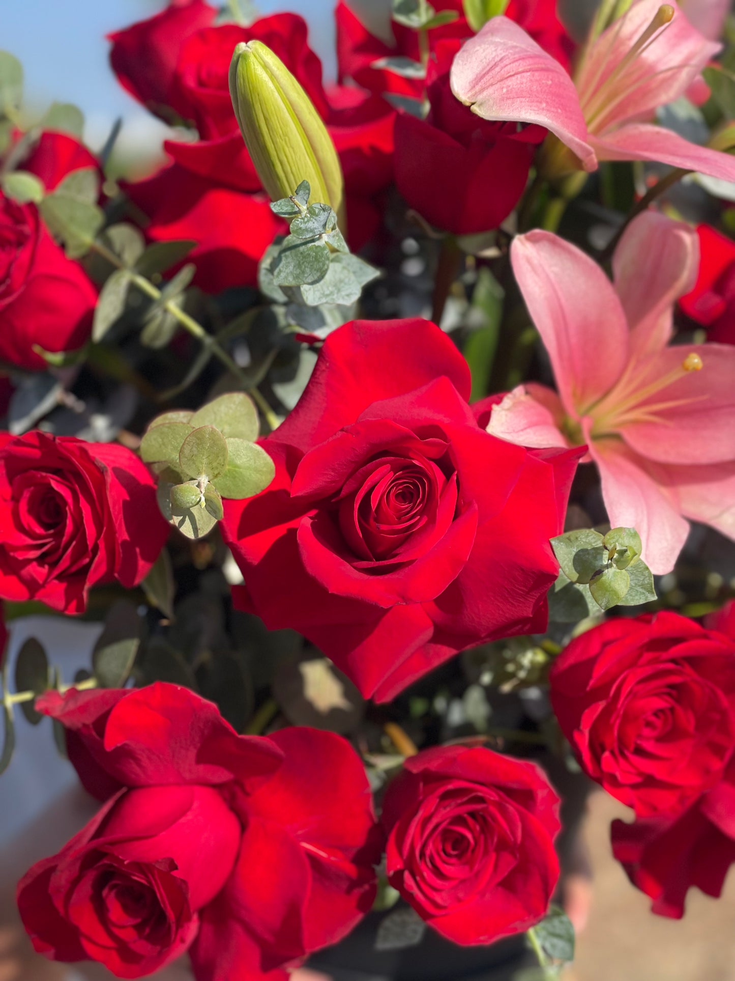 Milán, caja con rosas rojas y lirios