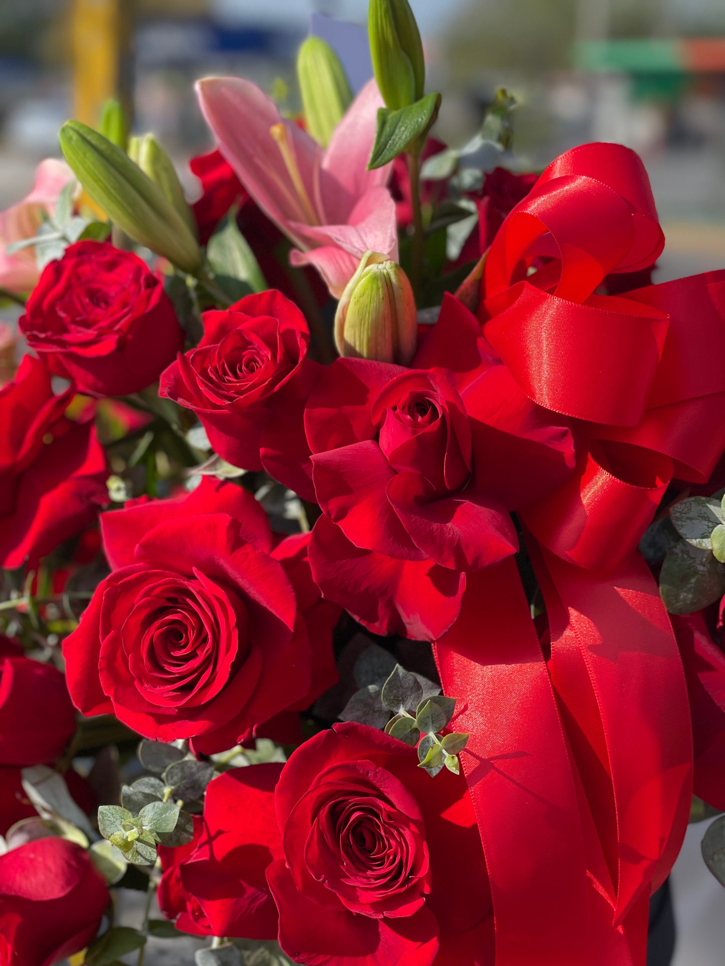 Milán, caja con rosas rojas y lirios