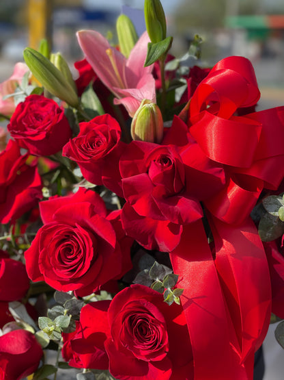 Milán, caja con rosas rojas y lirios