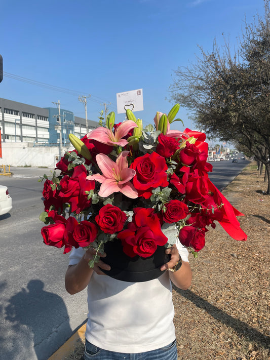 Milán, caja con rosas rojas y lirios