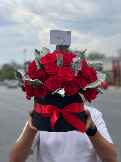 Paris, Caja Negra con Rosas Rojas y Follaje