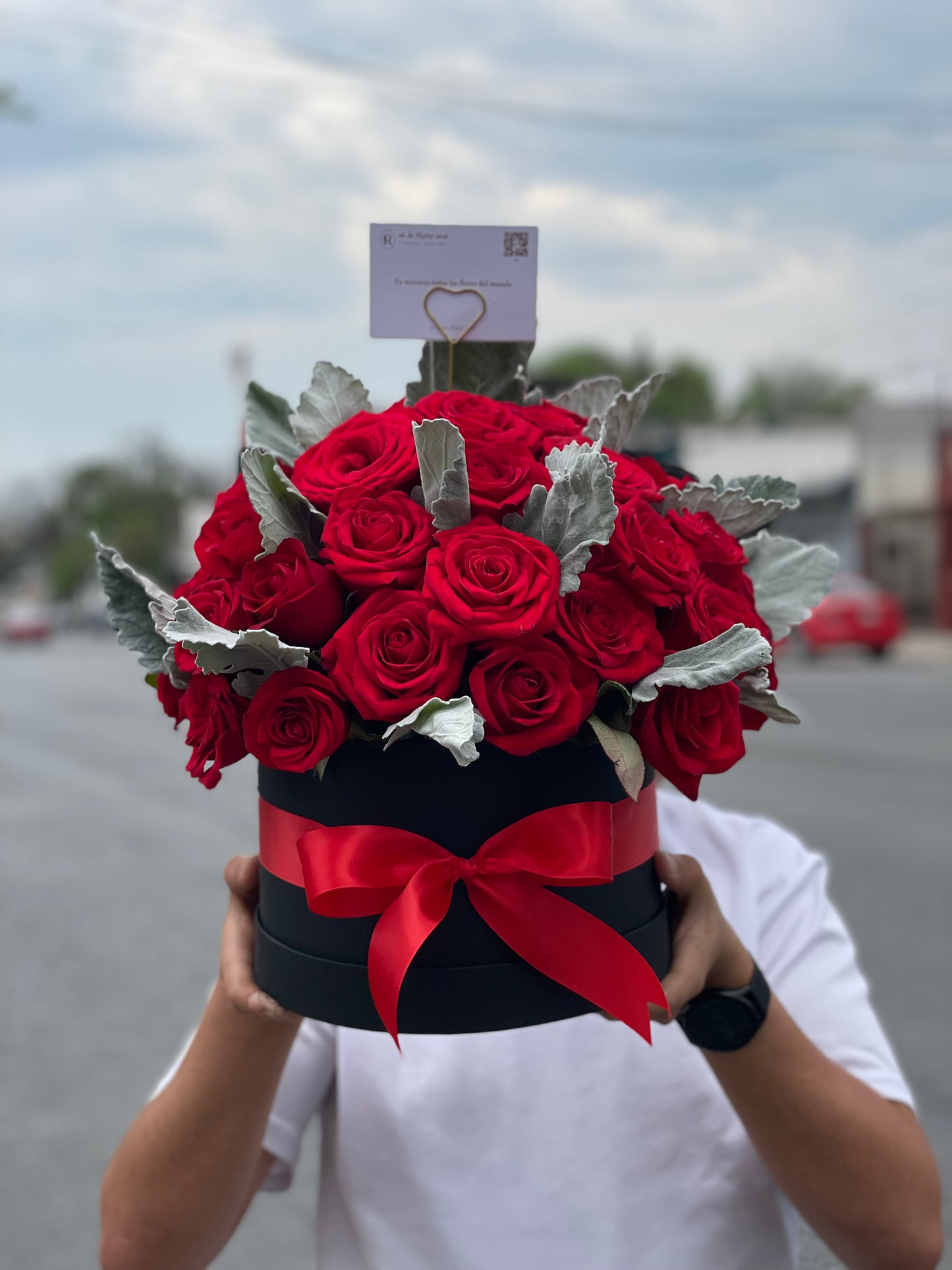 Paris, Caja Negra con Rosas Rojas y Follaje