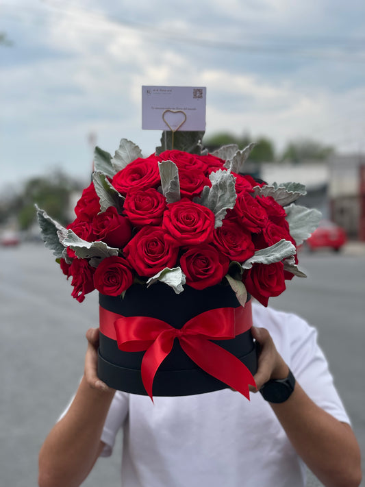 Paris, Caja Negra con Rosas Rojas y Follaje