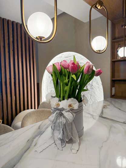 Yoselin, caja elegante de tulipanes y orquideas