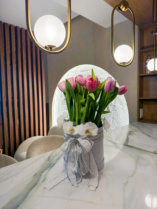 Yoselin, caja elegante de tulipanes y orquideas