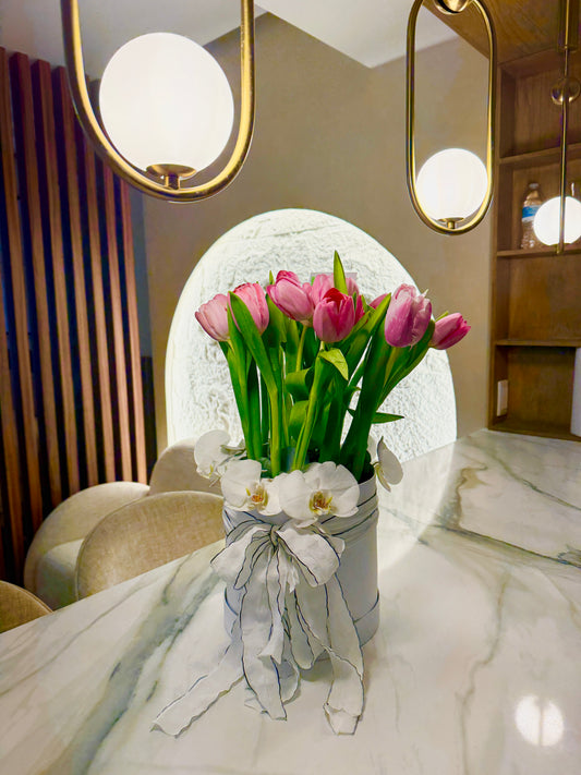 Yoselin, caja elegante de tulipanes y orquideas