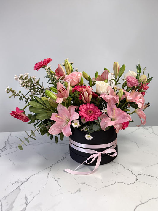 Emma, caja con Lirios y Gerberas