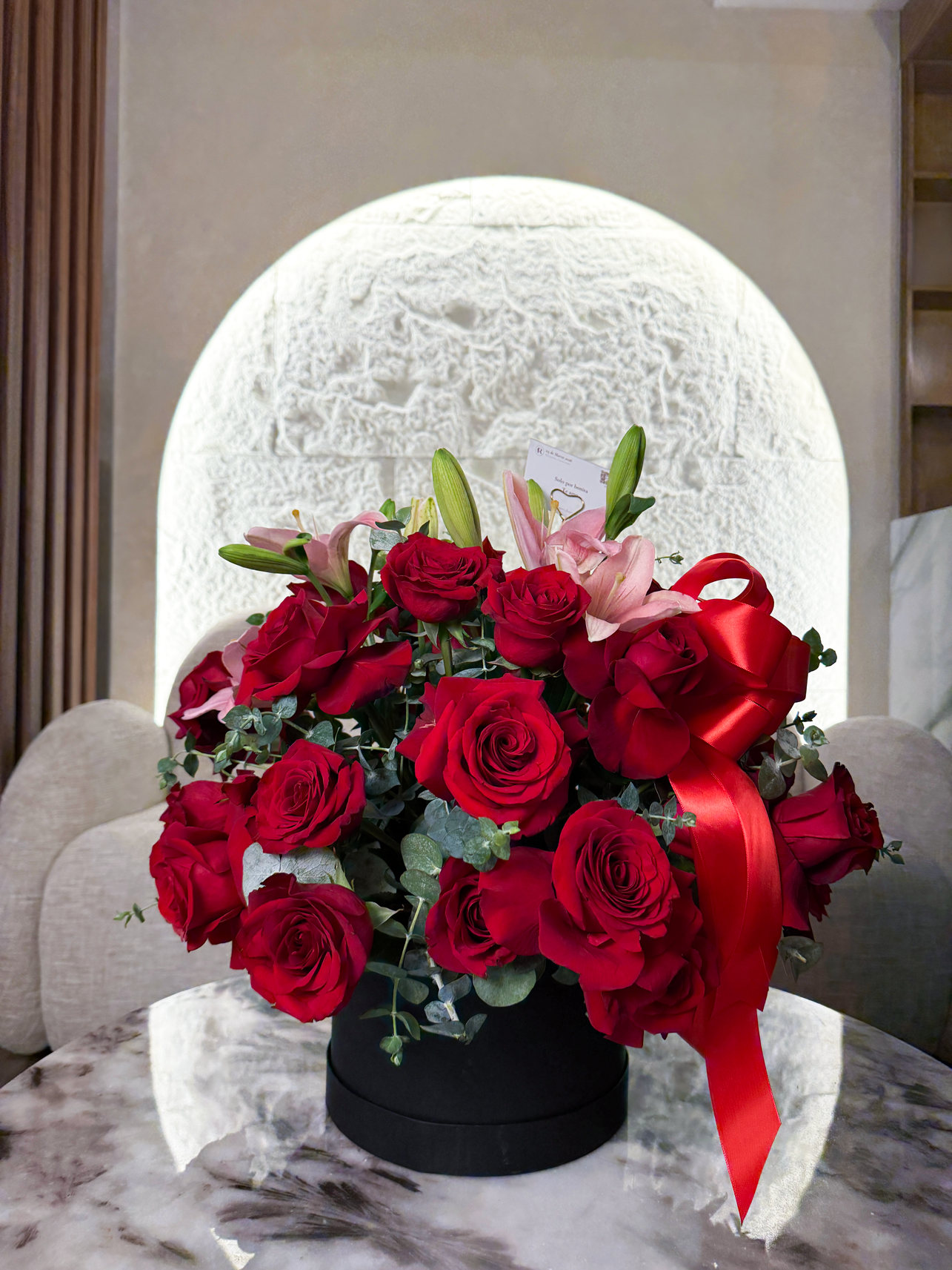 Milán, caja con rosas rojas y lirios