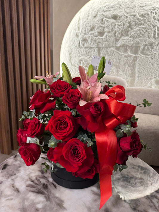 Milán, caja con rosas rojas y lirios