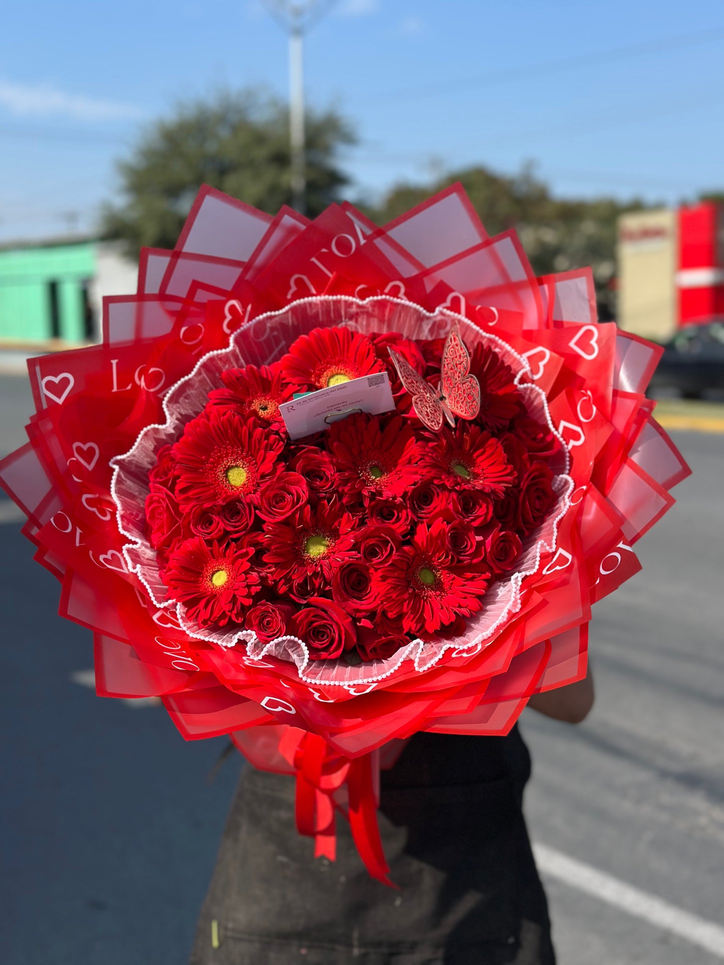 Valentina, espectacular ramo de rosas y gerberas