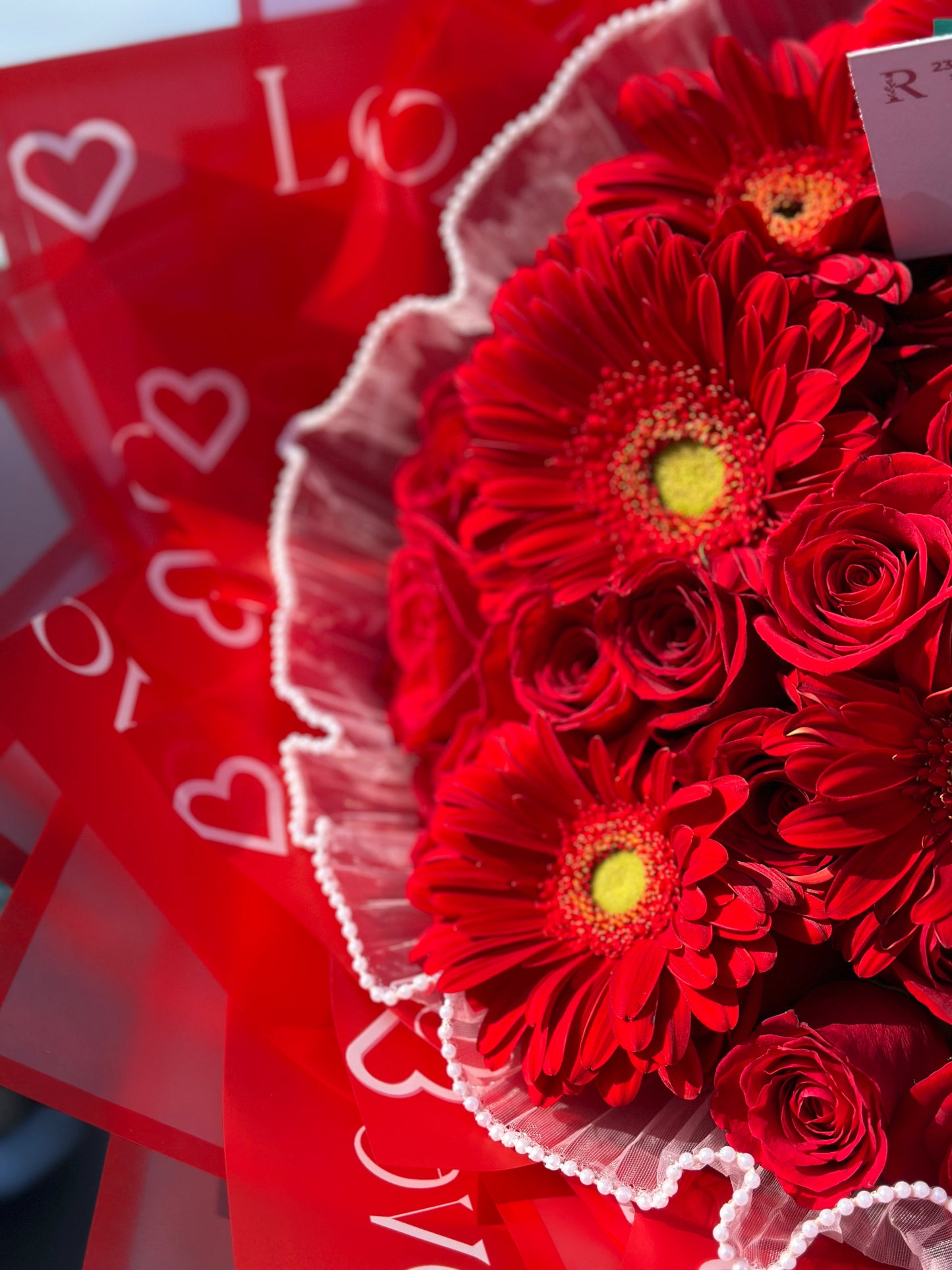 Valentina, espectacular ramo de rosas y gerberas